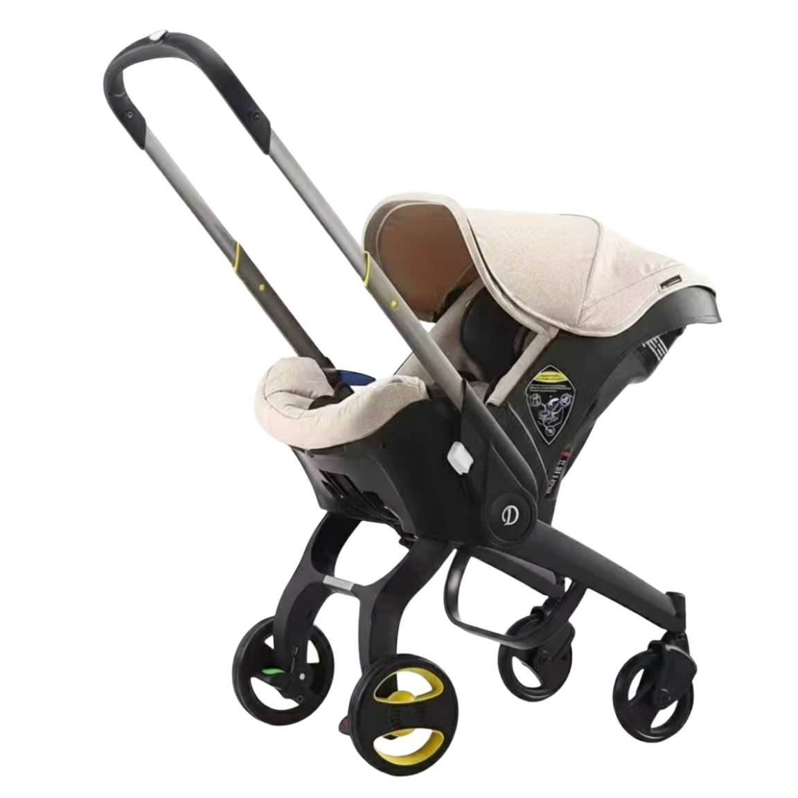 Poussette combinée 4-en-1 compacte pour nouveau-né avec cosy/siège auto amovible intégré. Le cosy est de couleur noire avec un rembourrage intérieur confortable et un canopy pare-soleil extensible beige. Le châssis est noir avec des roues bicolores jaunes et noires. Vue de trois quarts sur fond blanc.