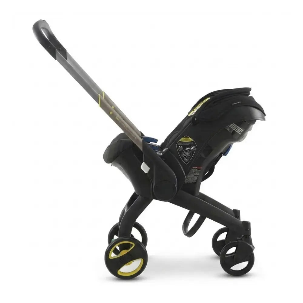 Poussette bébé compacte et pliable vue latérale avec châssis léger et roues robustes, idéale pour voyages et déplacements urbains