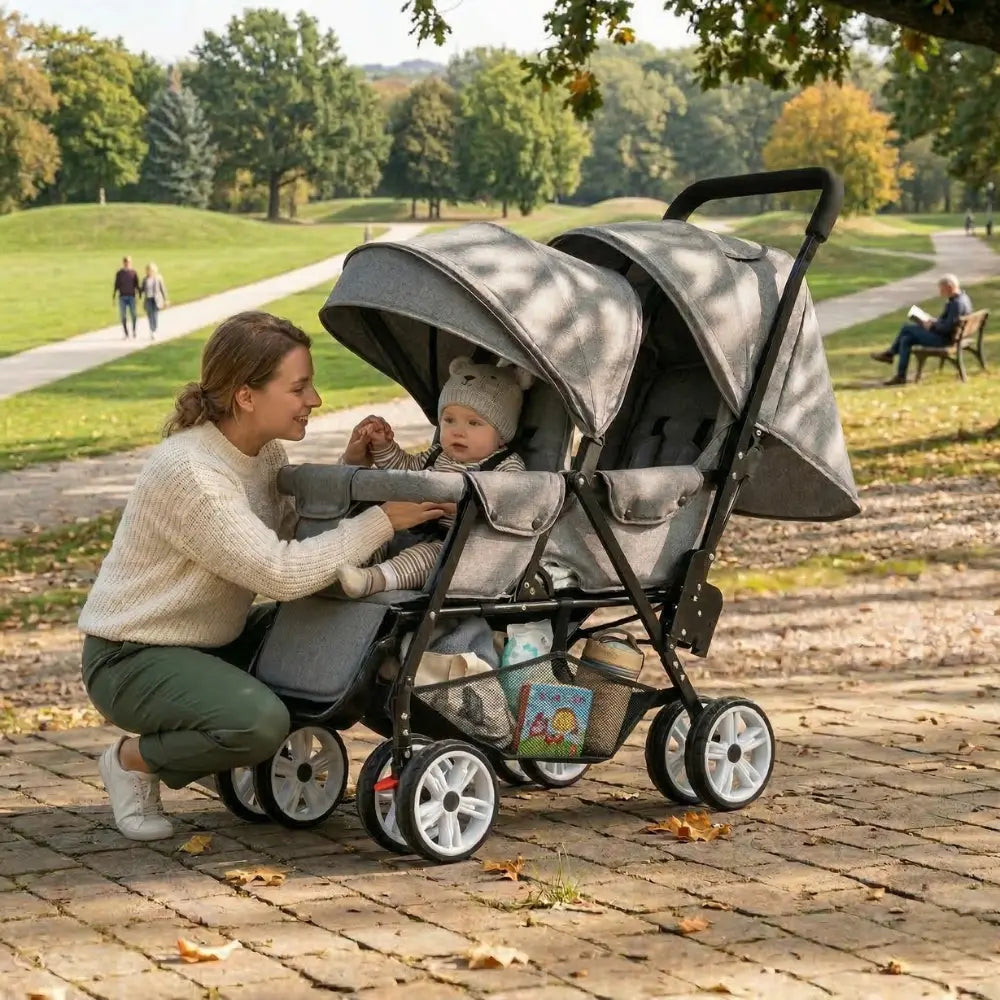 Poussette jumelle bébé confortable avec capotes protectrices utilisée par une maman lors d’une promenade au parc