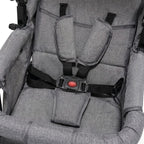 Harnais de sécurité 5 points sur poussette double bébé assurant maintien optimal et sécurité maximale pour enfant