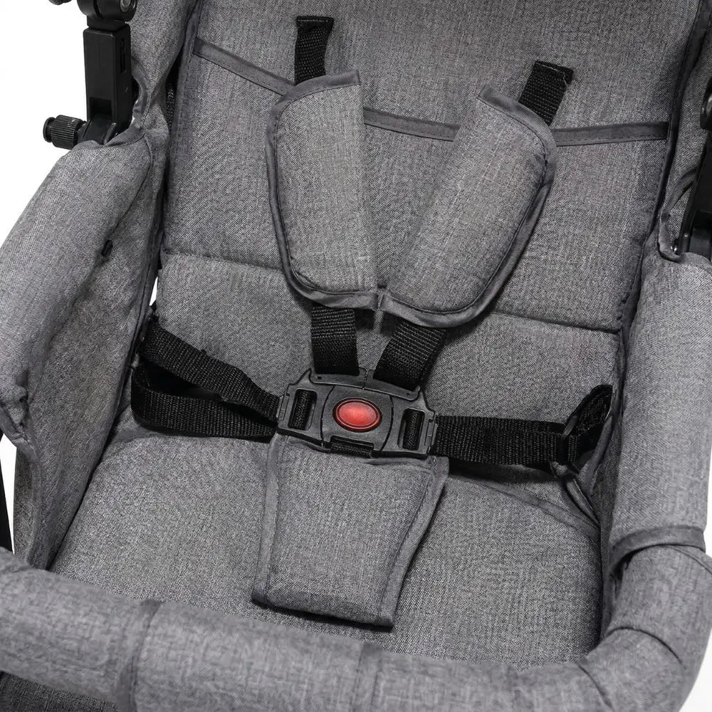 Harnais de sécurité 5 points sur poussette double bébé assurant maintien optimal et sécurité maximale pour enfant