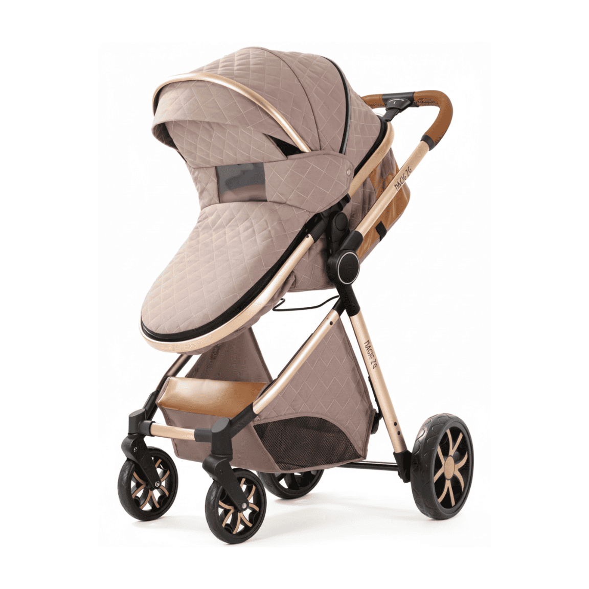 Poussette trio élégante coloris beige sable avec cadre rose gold et poignées en cuir marron, idéale pour le confort de bébé.