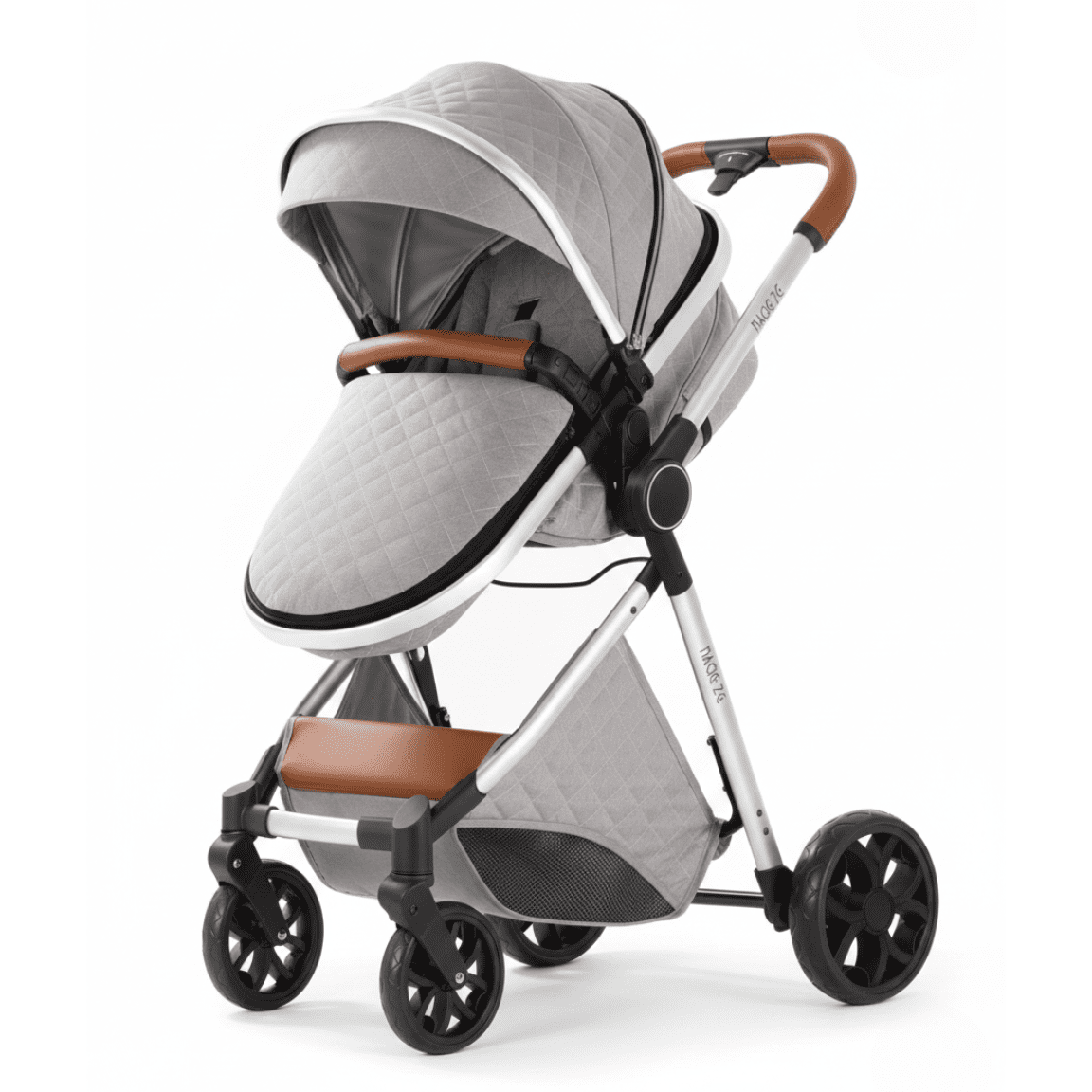 Poussette haut de gamme grise avec finitions argentées et poignées en cuir marron, alliant sécurité et style pour les parents exigeants.