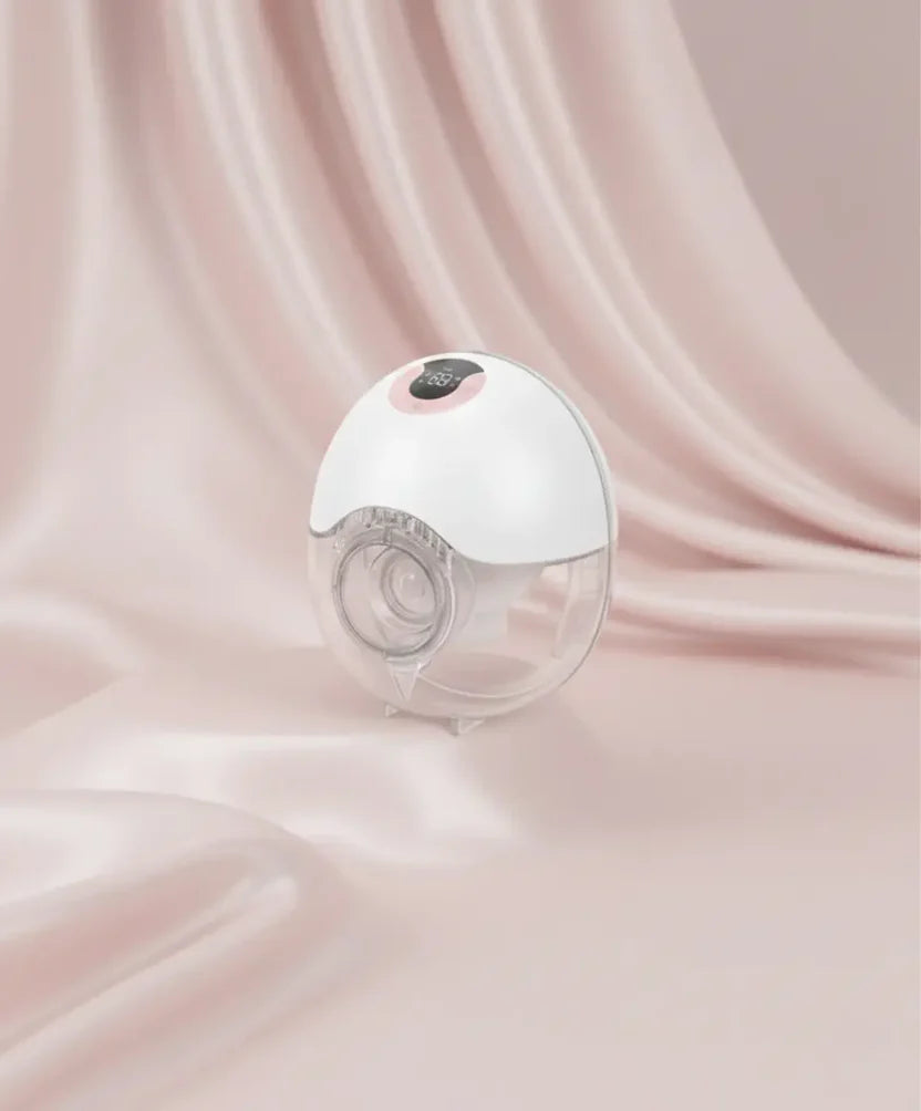 Vue détaillée d'un tire-lait électrique mains libres au design épuré blanc et rose sur fond satiné.